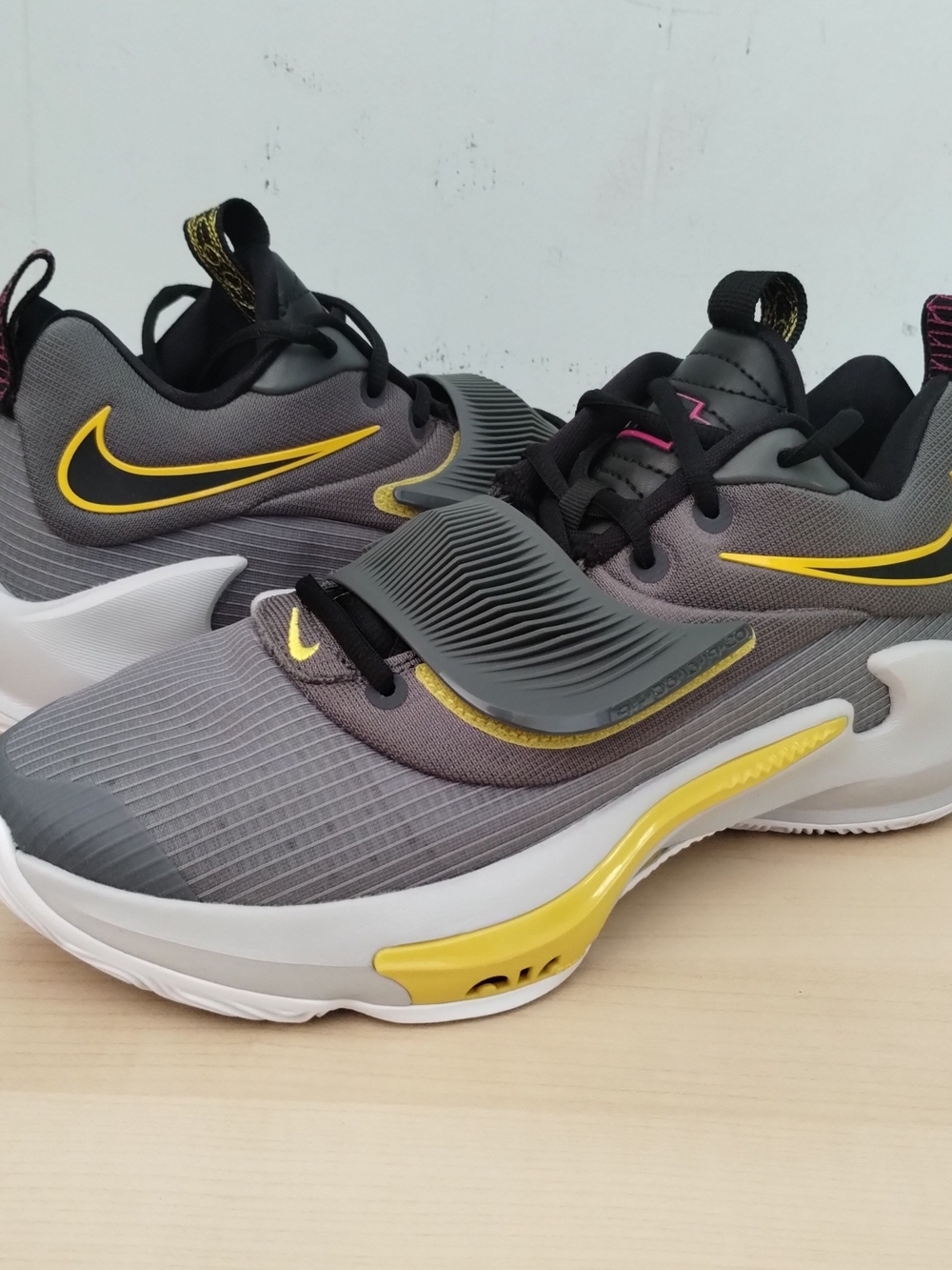 Nike Zoom Freak 3 Sneakers Gray Sulphur Yellow Gold Basketball Gym
